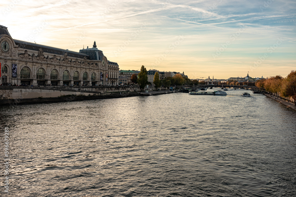 Obraz premium Beautiful vibrant sunset over the river Seine in Paris, France 