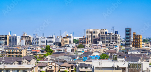 青空が広がる郊外の住宅地