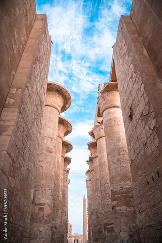 Die Gro  e Hypostylhalle in den Tempeln von Karnak  Luxor    gypten 