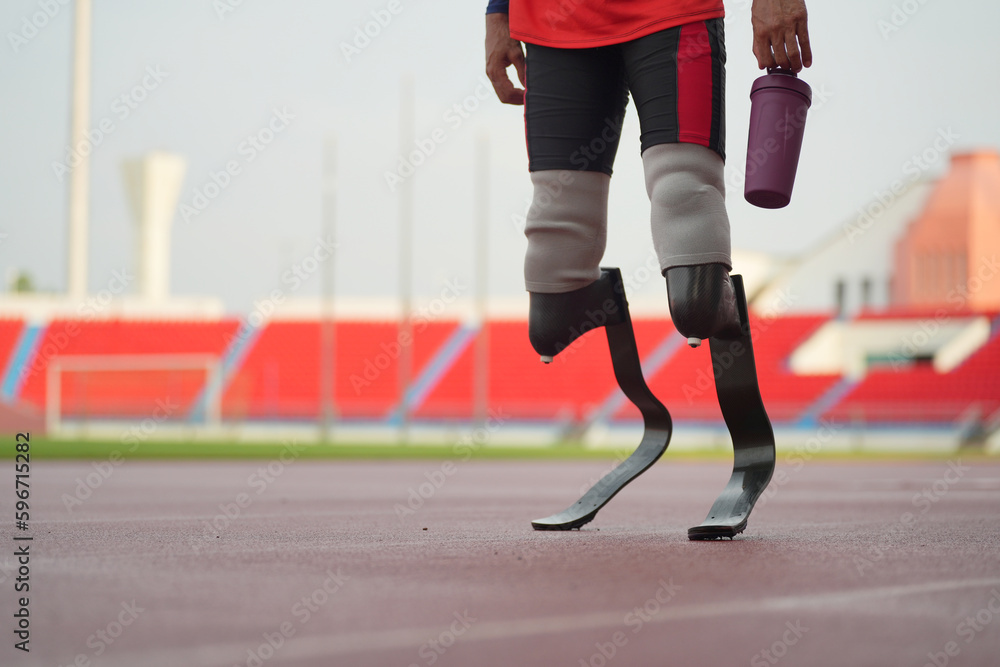 Obraz premium Athlete runner with prosthetic legs at track stadium