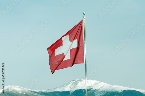 bandiera svizzera e montagne
