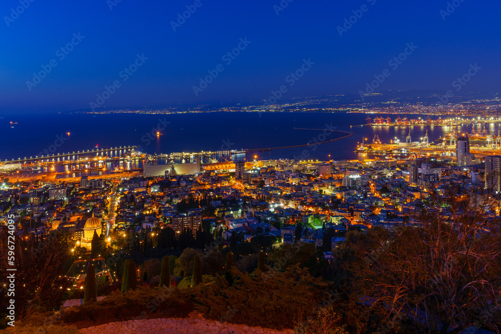 Obraz premium Evening view of the Bahai shrine, downtown and harbor, Haifa
