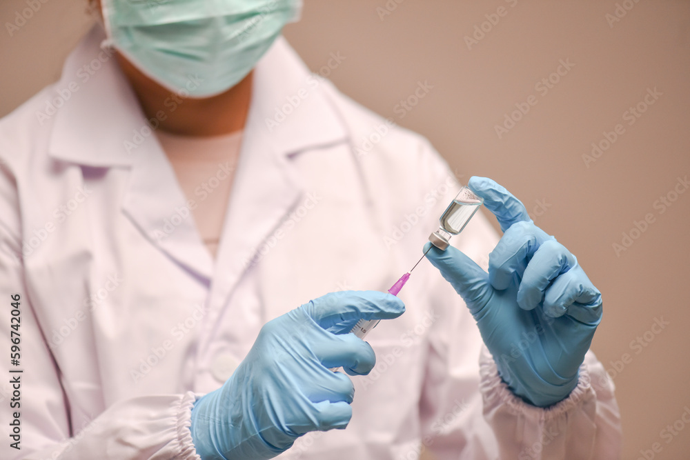 Doctors are preparing vaccines for injecting patients who come to receive services in the hospital. Doctors are preparing vaccines for injecting patients who come to receive services in the hospital.