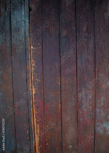 Puerta de madera color café con textura vieja y desgastada ideal para fondos 