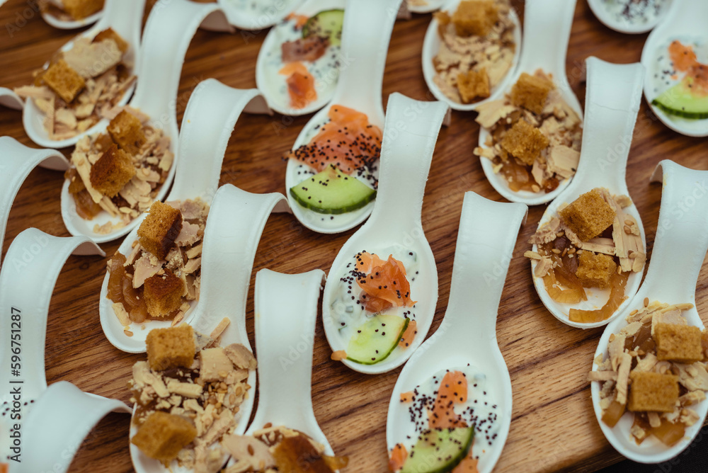 Petites cuillères de cocktail pour apéritif - gastronomie Petites cuillères de cocktail pour apéritif - gastronomie