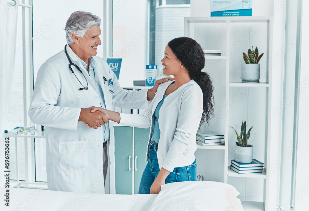 Obraz premium Im glad to finally have an appointment. Shot of a senior doctor shaking hands with a patient in greeting.
