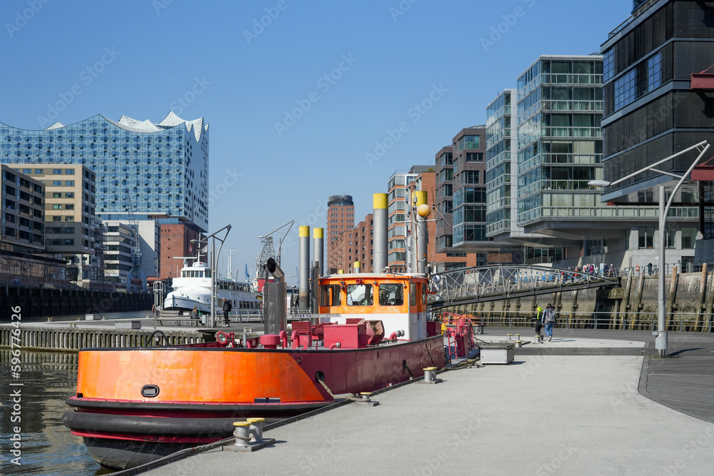 Traditionsschiffe im Sandtorhafen der Hansestadt Hamburg