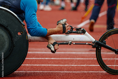 Konstfotografi close-up racing wheelchair with male athlete, hands in racing gloves, summer par