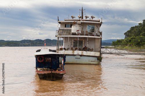 Obraz na płótnie Old Ship Moored on Don Sao Island w salonie