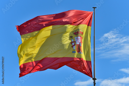 bandera de España ondeando al viento