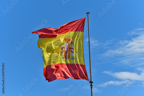 bandera de España ondeando al viento