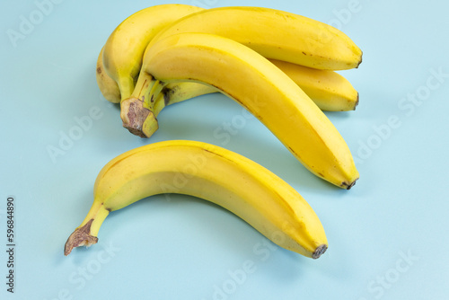 plusieurs bananes, en gros plan, isolé sur un fond bleu