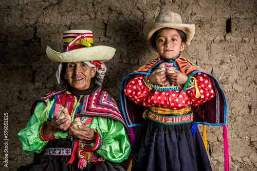 Abuela y nieta andinas disfrutando momentos juntas en la sierra del Perú