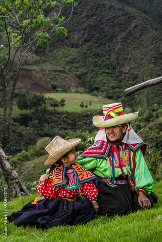 Abuela y nieta andinas disfrutando momentos juntas en la sierra del Perú