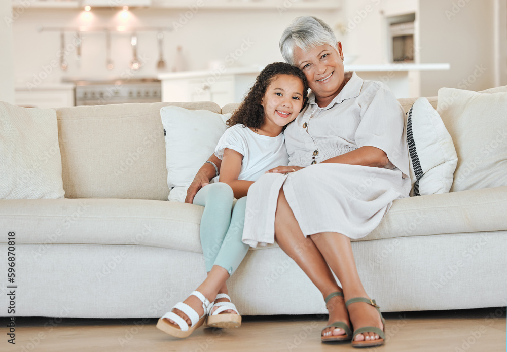 Obraz premium Its the way ma understands. Shot of a mature woman bonding with her granddaughter on a sofa at home.