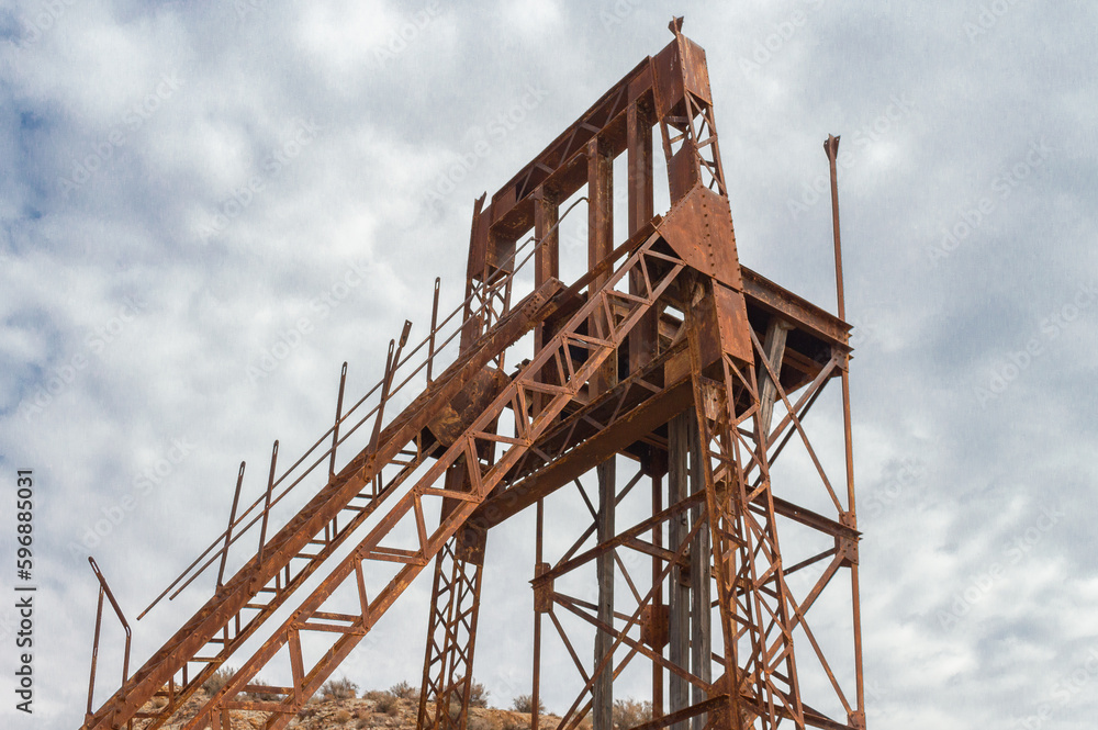 Torre de hierro en pozo de mina de extracción de minerales