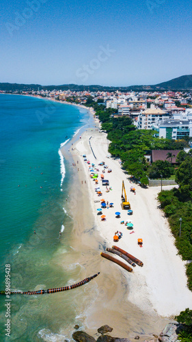 Praia Verão Férias Norte Ilha Santa Catarina Floripa Canasvieiras Florianópolis Prédios Casas Veraneio Mar Oceano Atlântico Céu Trapiche Argentinos Turistas Turismo Alargamento Faixa Areia Bairro SC photo