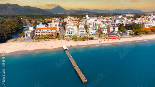 Praia Verão Férias Norte Ilha Santa Catarina Floripa Canasvieiras Florianópolis Prédios Casas Veraneio Mar Oceano Atlântico Céu Trapiche Argentinos Turistas Turismo Alargamento Faixa Areia Bairro SC photo