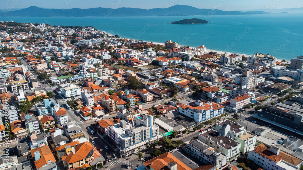 Obraz premium Praia Verão Férias Norte Ilha Santa Catarina Floripa Canasvieiras Florianópolis Prédios Casas Veraneio Mar Oceano Atlântico Céu Trapiche Argentinos Turistas Turismo Alargamento Faixa Areia Bairro SC