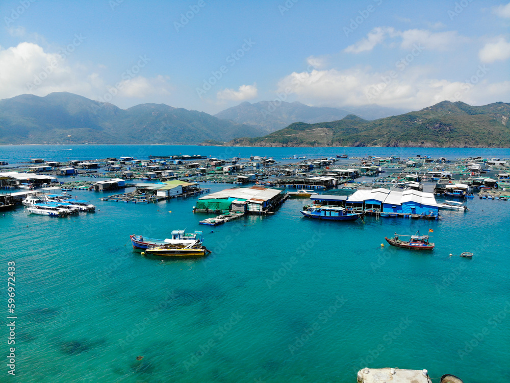 푸른 베트남 바다의 양어장 마을, 휴양지 콘도