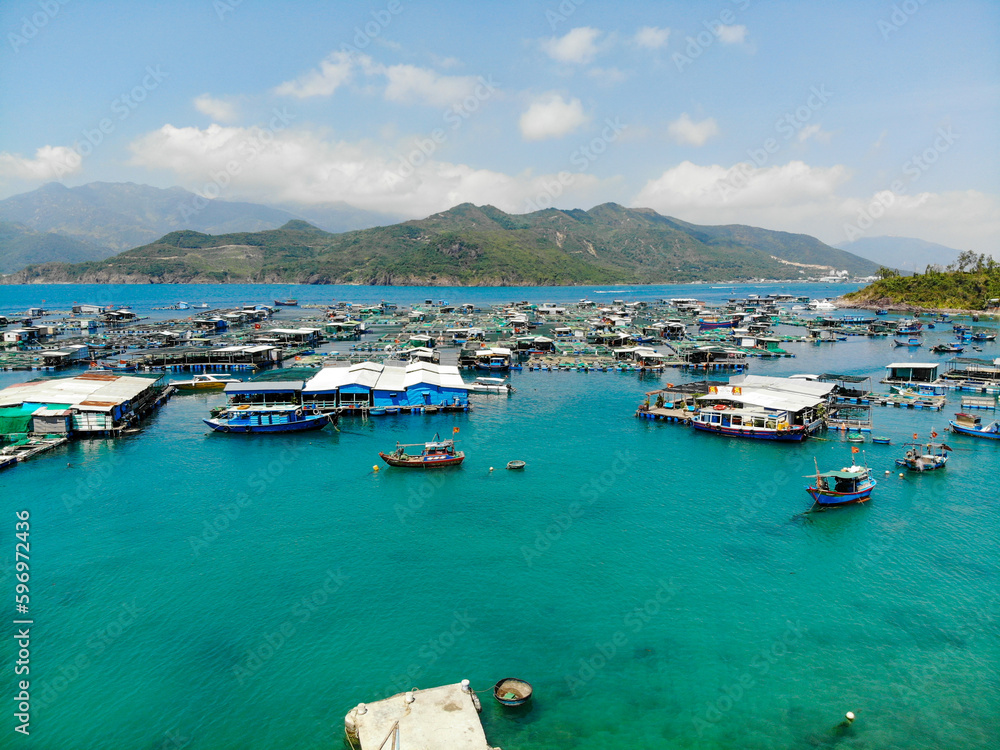 푸른 베트남 바다의 양어장 마을, 휴양지 콘도