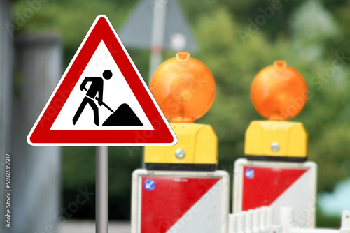 Verkehrsschild und Absperrung an einer Baustelle	