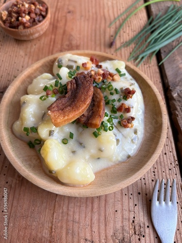 Mecklenburger Gericht Buttermilchkartoffeln Buttermilch Kartoffel Kartoffeln Schale Tisch Brett photo