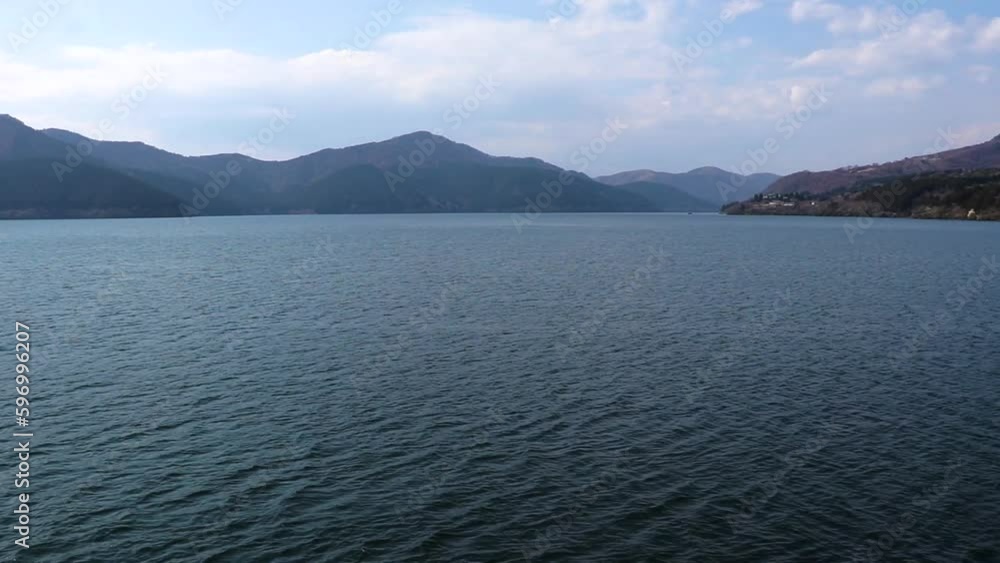 船の上から眺める芦ノ湖の風景 船の上から眺める芦ノ湖の風景