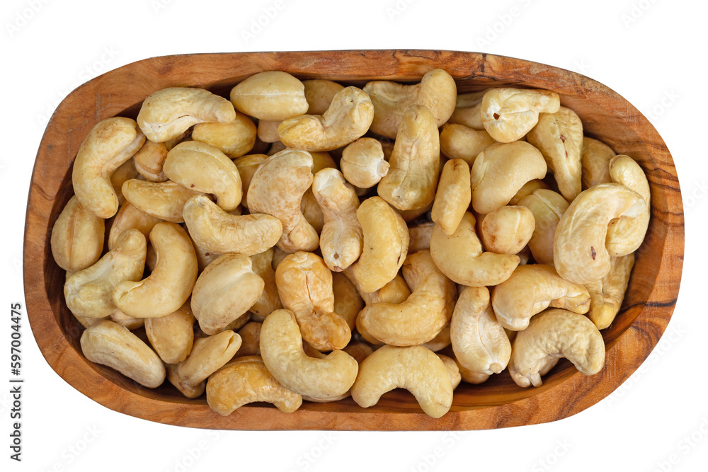 Fototapeta premium Cashewkerne in einer Holzschale vor weißen Hintergrund
