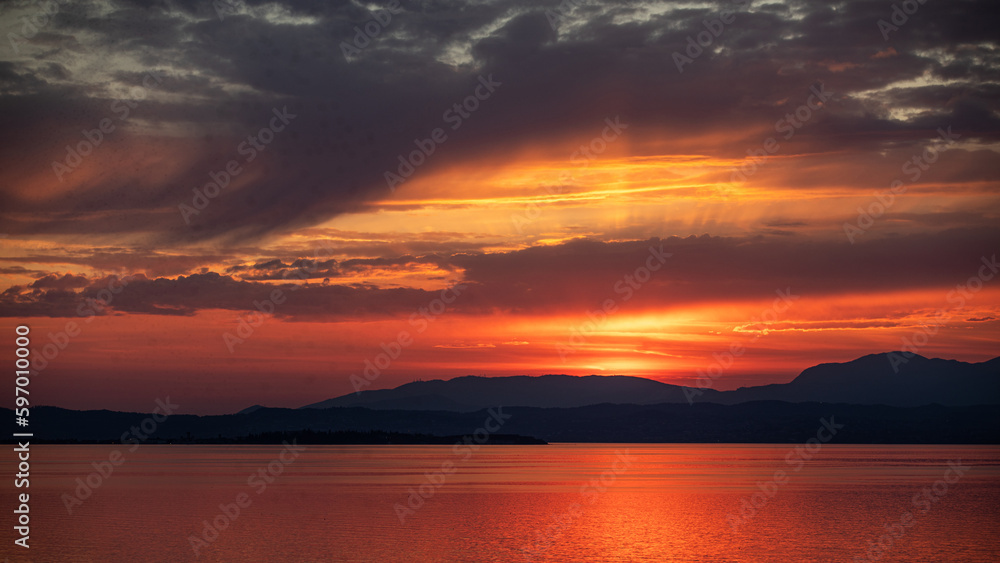 Sonnenuntergang mit See und Bergen