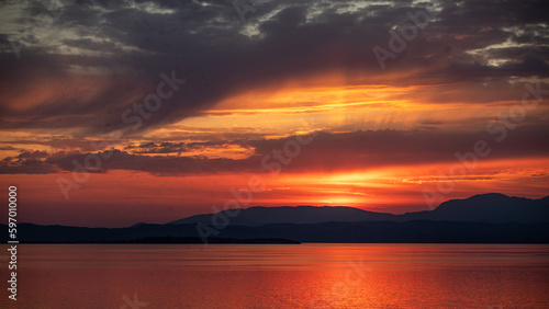 Sonnenuntergang mit See und Bergen