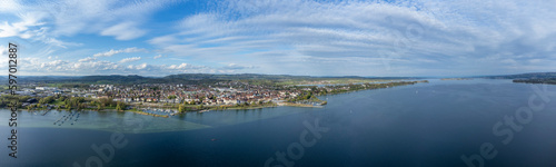 Luftbild der Stadt Radolfzell am Bodensee mit der Halbinsel Mettnau, rechts am Horizont die Insel Reichenau