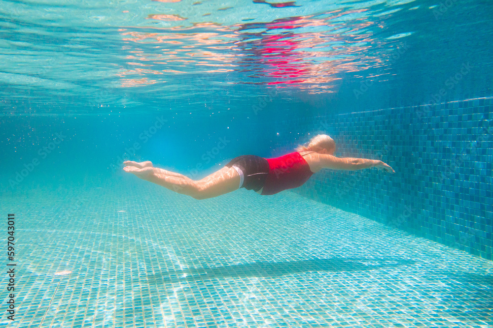 Pregnant woman in swimming pool. Healthy pregnancy