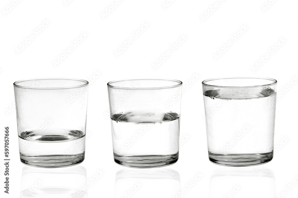 Trois verres remplis d'eau avec différents niveaux en gros plan sur fond blanc Trois verres remplis d'eau avec différents niveaux en gros plan sur fond blanc