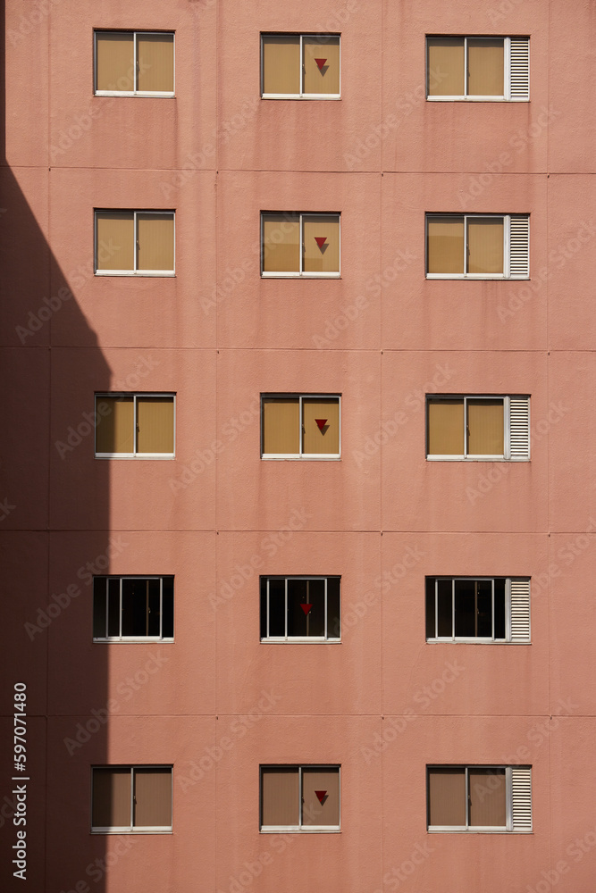 Fototapeta premium 日本の住宅地のマンションの窓の風景