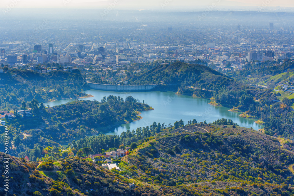 Obraz premium Hollywood Reservoir and the Mulholland Dam