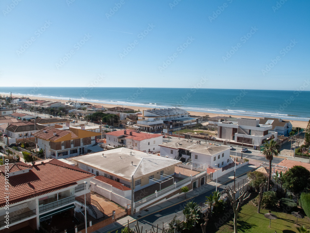 Vista de la playa desde el hotel Pato Amarillo en Punta Umbría, Huelva, Andalucía, España.