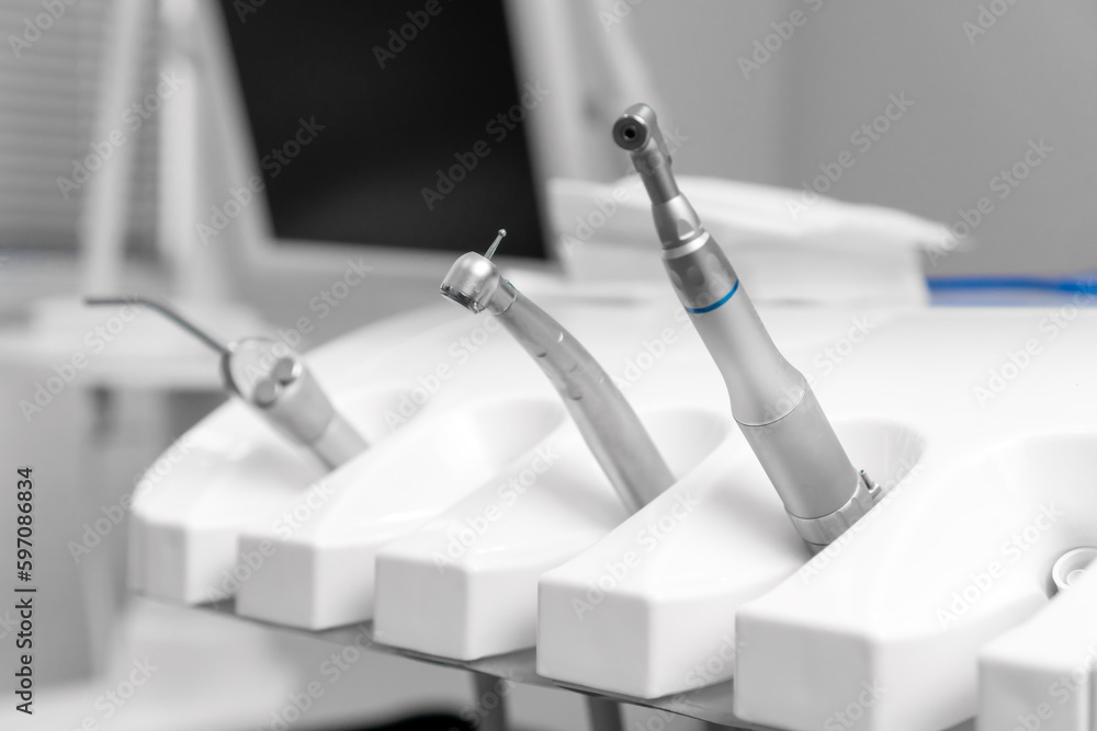 Naklejka premium Close-up of dental instruments in a modern dental office