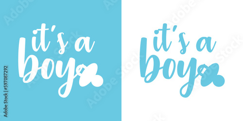 Anuncio de llegada de bebé niño. Letras mensaje it's a boy en texto manuscrito con chupete color azul para su uso en invitaciones y tarjetas