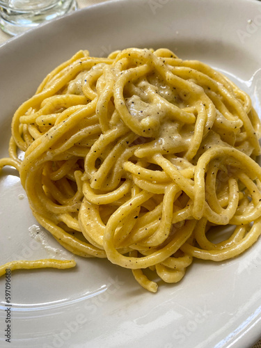 Piatto di bici toscani con una ricetta cacio e pepe