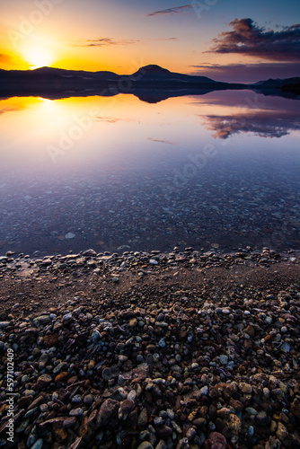 夜明けの湖の岸辺 © Masa Tsuchiya