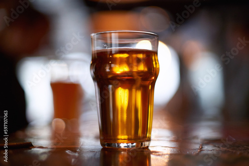 Fototapeta Naklejka Na Ścianę i Meble -  glass of beer on the bar counter