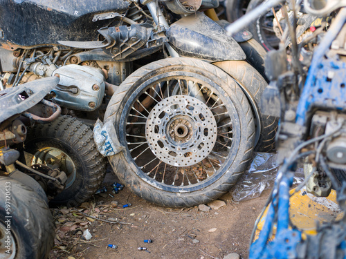 Fotografiet épave de vieilles motos abandonnées à Dakar au Sénégal en Afrique
