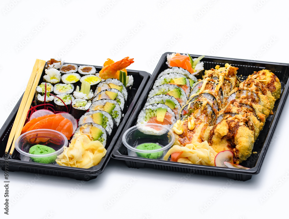 Zestaw sushi na wynos różne rodzaje Zestaw sushi na wynos różne rodzaje