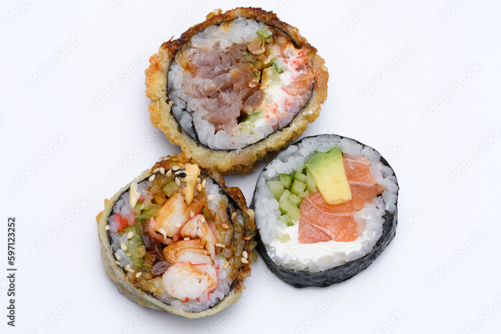 Okrągłe porcje sushi zawinięte w wodorosty  - obrazy, fototapety, plakaty 
