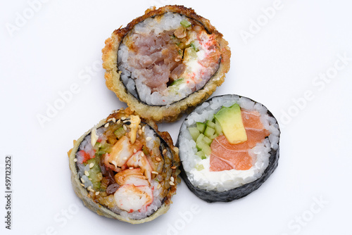 Okrągłe porcje sushi zawinięte w wodorosty  photo