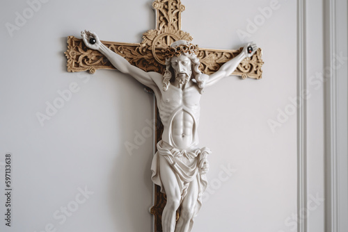 Une statue du christ crucifié sur une croix en or dans une église » IA générative