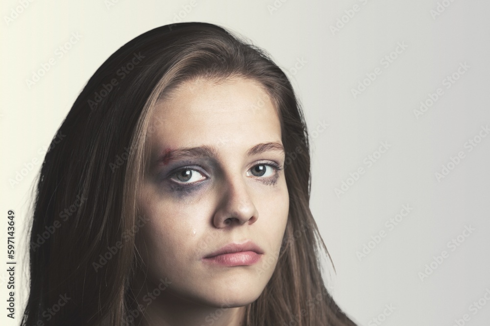 Naklejka premium Bored young woman posing at camera,with black circles