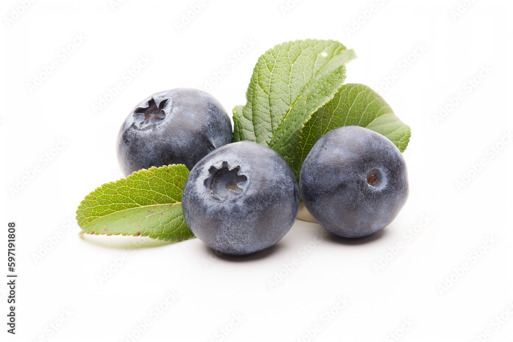 Frutta del mirtillo con foglie isolato su sfondo bianco Frutta del mirtillo con foglie isolato su sfondo bianco