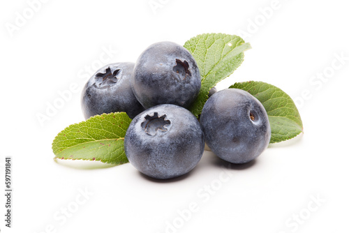 Frutta del mirtillo con foglie isolato su sfondo bianco